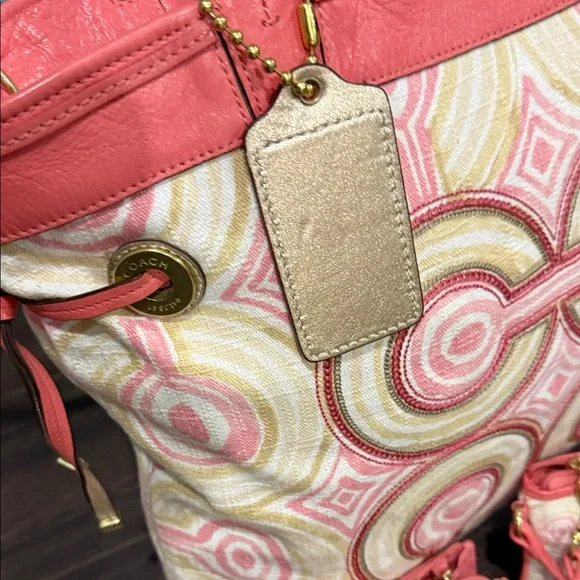 Coach set of 3 Coral and Cream shoulder bag wrestles , and card holder - Picture 7 of 17